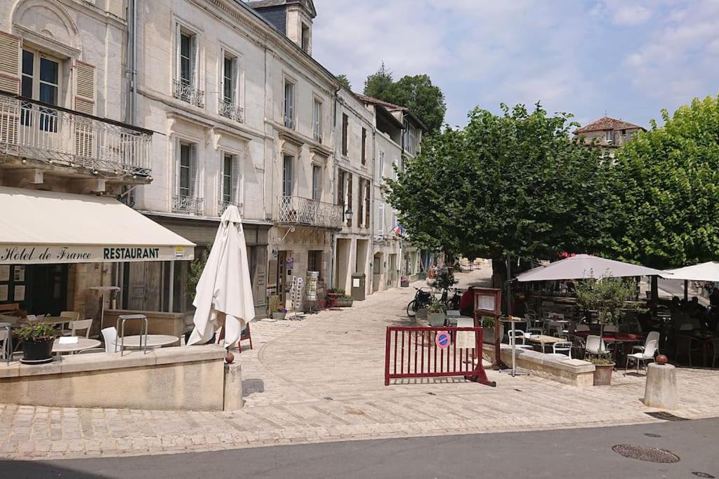 Maison 2 Chambres- Grand Jardin-Wifi - Au Coeur Du Village Aubeterre -Visites- Conciergerie J&N エクステリア 写真